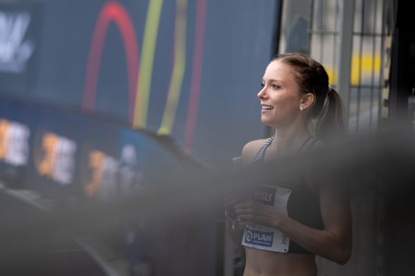 Katharina Trost (LG Stadtwerke Muenchen) feuert die 800m der Maenner an am 06.06.2021 waehrend den deutschen Leichtathletik-Meisterschaften 2021 im Eintracht-Stadion in Braunschweig