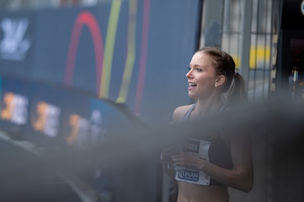 Katharina Trost (LG Stadtwerke Muenchen) feuert die 800m der Maenner an am 06.06.2021 waehrend den deutschen Leichtathletik-Meisterschaften 2021 im Eintracht-Stadion in Braunschweig