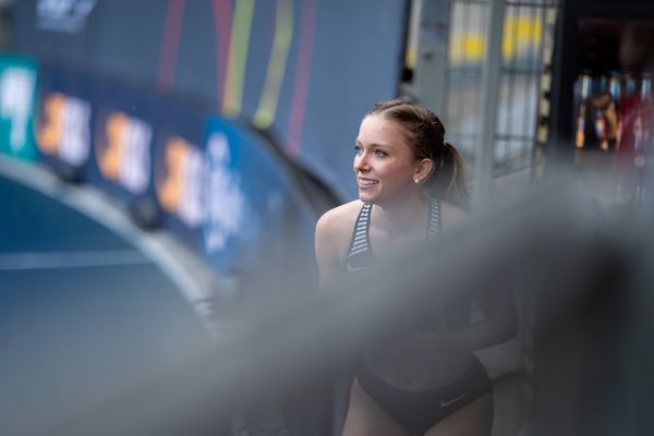 Katharina Trost (LG Stadtwerke Muenchen) feuert die 800m der Maenner an am 06.06.2021 waehrend den deutschen Leichtathletik-Meisterschaften 2021 im Eintracht-Stadion in Braunschweig