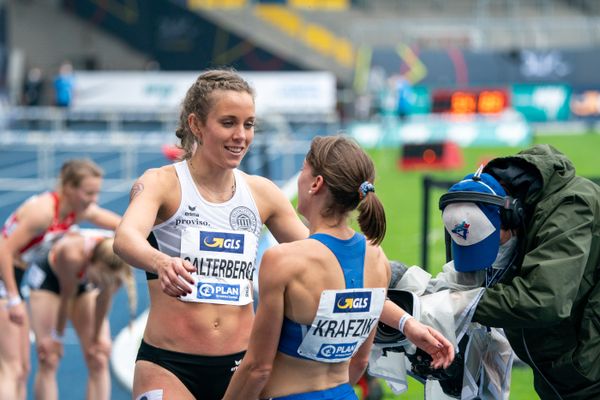 Christine Salterberg (LT DSHS Koeln) beglueckwuenscht Carolina Krafzik (VfL Sindelfingen) am 06.06.2021 waehrend den deutschen Leichtathletik-Meisterschaften 2021 im Eintracht-Stadion in Braunschweig