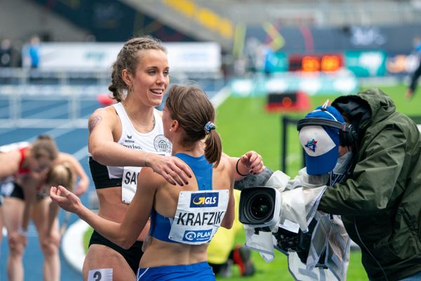 Christine Salterberg (LT DSHS Koeln) beglueckwuenscht Carolina Krafzik (VfL Sindelfingen) am 06.06.2021 waehrend den deutschen Leichtathletik-Meisterschaften 2021 im Eintracht-Stadion in Braunschweig