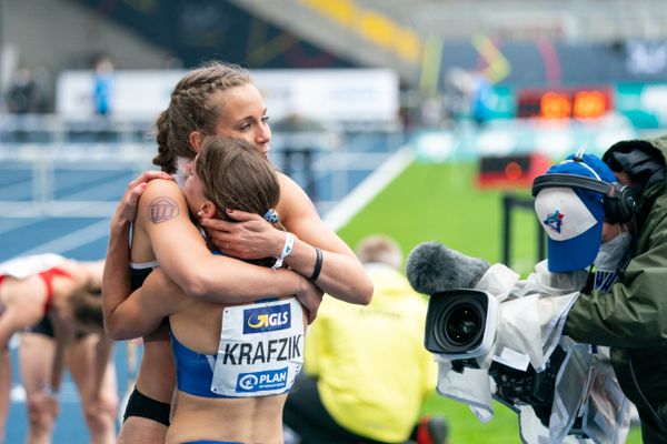 Christine Salterberg (LT DSHS Koeln) beglueckwuenscht Carolina Krafzik (VfL Sindelfingen) am 06.06.2021 waehrend den deutschen Leichtathletik-Meisterschaften 2021 im Eintracht-Stadion in Braunschweig