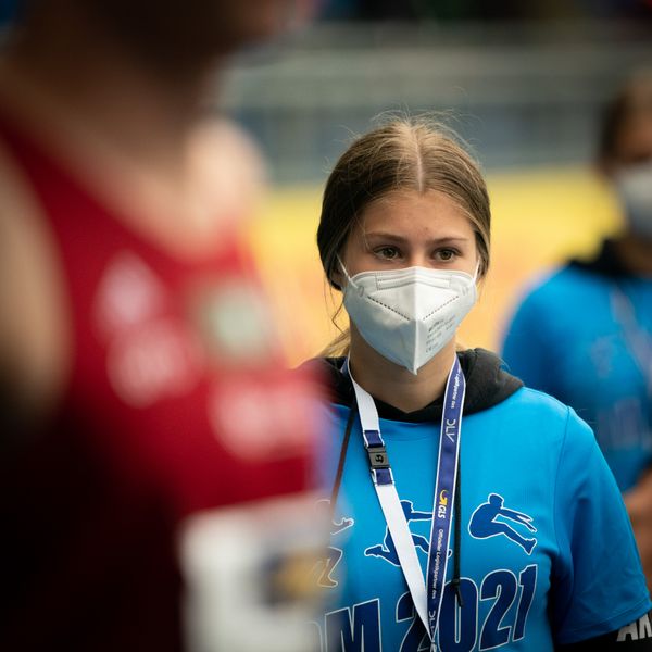 Volunteer am 06.06.2021 waehrend den deutschen Leichtathletik-Meisterschaften 2021 im Eintracht-Stadion in Braunschweig