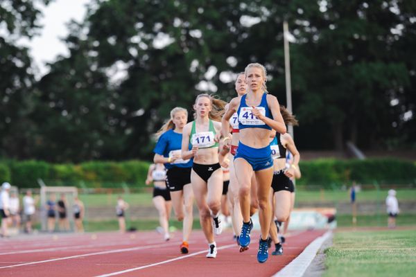 Veronique Quednau (LG Unterluess/Fassberg/Oldendorf) setzt sich an die Spitze beim 800m Lauf am 18.06.2021 waehrend den NLV + BLV Landesmeisterschaften im Jahnstadion in Göttingen