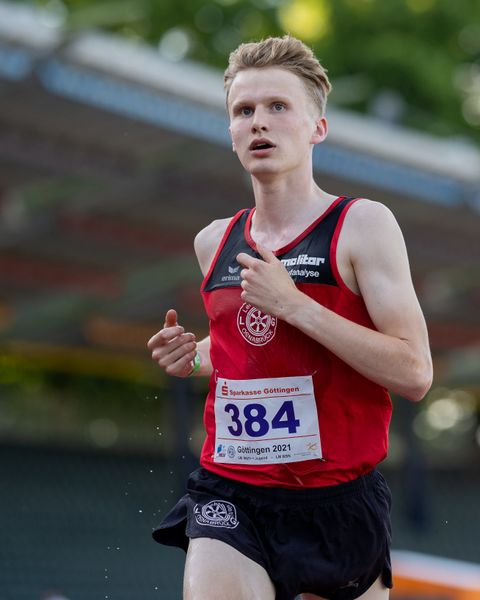 Linus Vennemann (LG Osnabrueck) und Alexander Fuerle (TSV Eintracht Wolfshagen) am 19.06.2021 waehrend den NLV + BLV Landesmeisterschaften im Jahnstadion in Göttingen