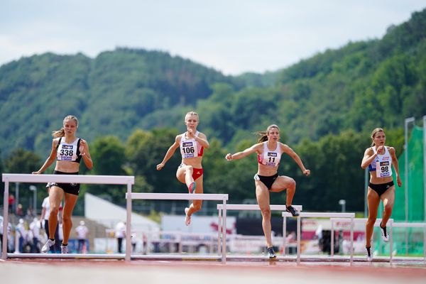 Laura Wilhelm (VfL Waiblingen), Viviane Heilmann (Sportclub Magdeburg), Miriam Backer (TSV Zirndorf), Lisa Sophie Hartmann (VfL Sindelfingen) ueber 400m Huerden im Vorlauf am 26.06.2021 waehrend den deutschen U23 Leichtathletik-Meisterschaften 2021 im Stadion Oberwerth in Koblenz