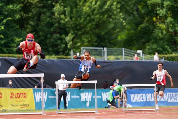 Lukas Peter (LC Jena), Jordan Gordon (OTB Osnabrueck)  und Lennart Roos (LG Rhein-Wied) am 26.06.2021 waehrend den deutschen U23 Leichtathletik-Meisterschaften 2021 im Stadion Oberwerth in Koblenz