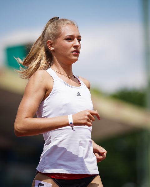 Luna Thiel (VfL Eintracht Hannover) vor dem 400m Vorlauf am 26.06.2021 waehrend den deutschen U23 Leichtathletik-Meisterschaften 2021 im Stadion Oberwerth in Koblenz