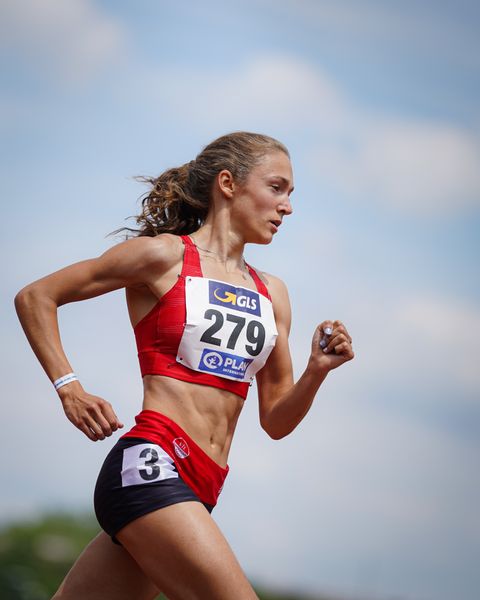 Sarah Fleur Schulze (VfL Eintracht Hannover) im 800m Vorlauf am 26.06.2021 waehrend den deutschen U23 Leichtathletik-Meisterschaften 2021 im Stadion Oberwerth in Koblenz