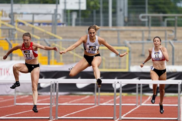 Melanie Boehm (LG Neckar-Enz), Elena Kelety (LT DSHS Koeln), Miriam Backer (TSV Zirndorf) im 400m Huerden Finale am 27.06.2021 waehrend den deutschen U23 Leichtathletik-Meisterschaften 2021 im Stadion Oberwerth in Koblenz