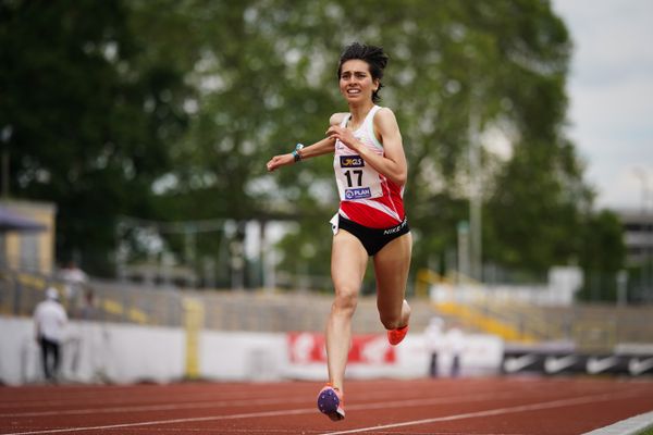 Sara Benfares (LC Rehlingen) im 1500m Finale am 27.06.2021 waehrend den deutschen U23 Leichtathletik-Meisterschaften 2021 im Stadion Oberwerth in Koblenz