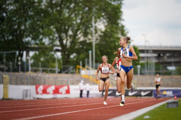 Fabiane Meyer (TV Westfalia Epe) sieht sich auf der Zielgeraden um im 1500m Finale am 27.06.2021 waehrend den deutschen U23 Leichtathletik-Meisterschaften 2021 im Stadion Oberwerth in Koblenz