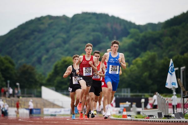 Maximilian Sluka (TV Wattenscheid 01) vor Sven Wagner (Koenigsteiner LV) am 27.06.2021 waehrend den deutschen U23 Leichtathletik-Meisterschaften 2021 im Stadion Oberwerth in Koblenz