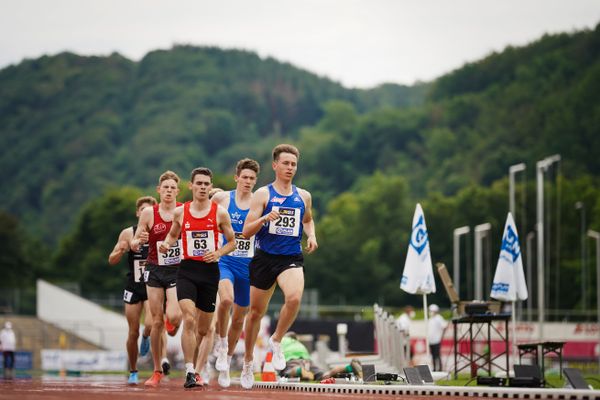 Paul Specht (VfL Sindelfingen) vor Maximilian Feist (LG Olympia Dortmund) im 1500m Finale am 27.06.2021 waehrend den deutschen U23 Leichtathletik-Meisterschaften 2021 im Stadion Oberwerth in Koblenz