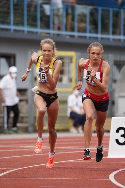 Xenia Krebs (VfL Loeningen) und Sarah Fleur Schulze (VfL Eintracht Hannover) im 800m Finale am 27.06.2021 waehrend den deutschen U23 Leichtathletik-Meisterschaften 2021 im Stadion Oberwerth in Koblenz