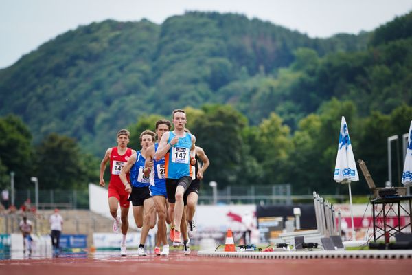 Maximilian Klink (LG Dornburg) fuehrt die 800m an nach 200 Metern am 27.06.2021 waehrend den deutschen U23 Leichtathletik-Meisterschaften 2021 im Stadion Oberwerth in Koblenz