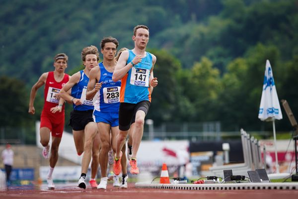 Maximilian Klink (LG Dornburg) fuehrt vor Oskar Schwarzer (TV Gross-Gerau) die 800m an nach 200 Metern am 27.06.2021 waehrend den deutschen U23 Leichtathletik-Meisterschaften 2021 im Stadion Oberwerth in Koblenz