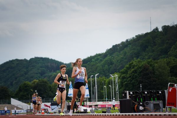 Emma Heckel (LG TELIS FINANZ Regensburg) vor Blanka Doerfel (SCC Berlin) ueber 5000m am 27.06.2021 waehrend den deutschen U23 Leichtathletik-Meisterschaften 2021 im Stadion Oberwerth in Koblenz