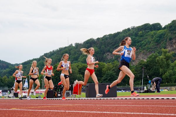 Svenja Clemens (LG Odenwald) vor Hanna Bruckmayer (TSV Muehldorf), Lisa Oed (SSC Hanau-Rodenbach), Linn Lara Kleine (LG Olympia Dortmund), Paulina Kaysser (SC DHfK Leipzig e.V.) und Svea Timm (Lueneburger SV) am 27.06.2021 waehrend den deutschen U23 Leichtathletik-Meisterschaften 2021 im Stadion Oberwerth in Koblenz