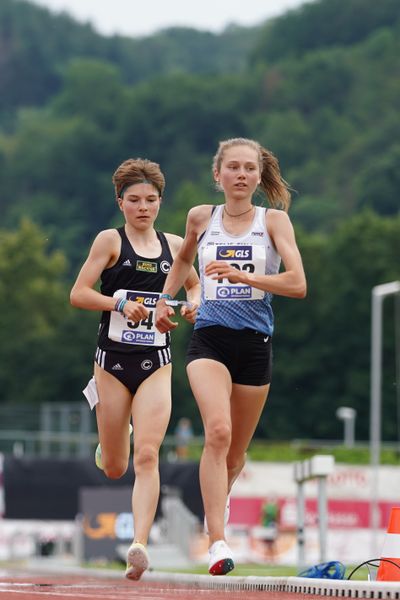 Emma Heckel (LG TELIS FINANZ Regensburg) vor Blanka Doerfel (SCC Berlin) am 27.06.2021 waehrend den deutschen U23 Leichtathletik-Meisterschaften 2021 im Stadion Oberwerth in Koblenz