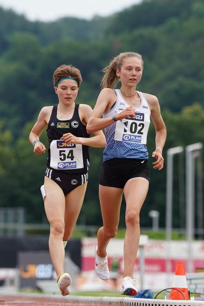 Emma Heckel (LG TELIS FINANZ Regensburg) vor Blanka Doerfel (SCC Berlin) am 27.06.2021 waehrend den deutschen U23 Leichtathletik-Meisterschaften 2021 im Stadion Oberwerth in Koblenz