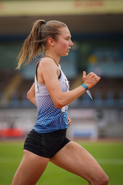 Emma Heckel (LG TELIS FINANZ Regensburg) vor Blanka Doerfel (SCC Berlin) am 27.06.2021 waehrend den deutschen U23 Leichtathletik-Meisterschaften 2021 im Stadion Oberwerth in Koblenz