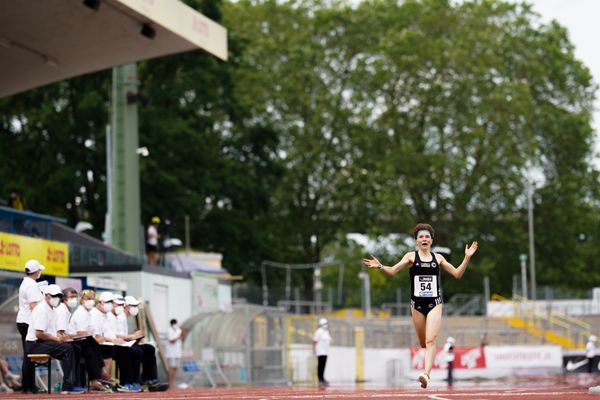 Blanka Doerfel (SCC Berlin) gewinnt die 5000m am 27.06.2021 waehrend den deutschen U23 Leichtathletik-Meisterschaften 2021 im Stadion Oberwerth in Koblenz