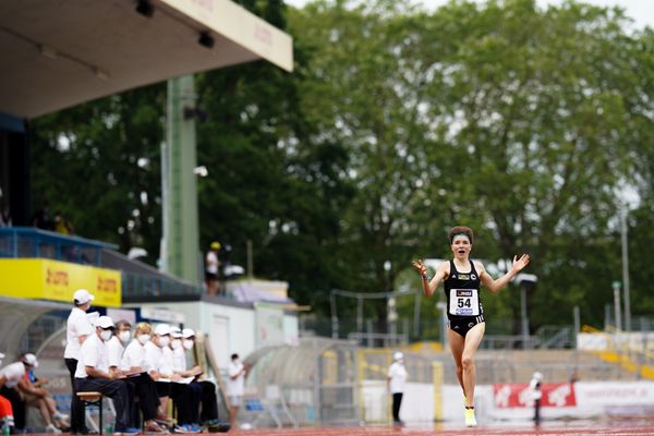 Blanka Doerfel (SCC Berlin) gewinnt die 5000m am 27.06.2021 waehrend den deutschen U23 Leichtathletik-Meisterschaften 2021 im Stadion Oberwerth in Koblenz