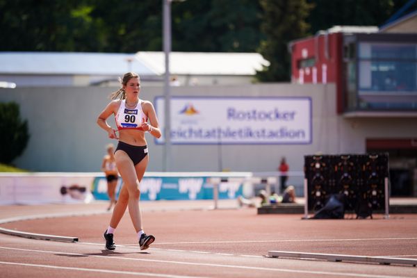 Geherin Alina Leipe (SC Potsdam) am 30.07.2021 waehrend den deutschen Leichtathletik-Jugendmeisterschaften 2021 in Rostock