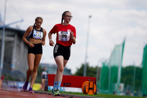 Geherinnen Lucy Steffen (SC Potsdam) vor Djamila Juergens (TSV Kranzegg) am 30.07.2021 waehrend den deutschen Leichtathletik-Jugendmeisterschaften 2021 in Rostock