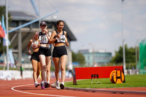 Ila Elbert (ART Duesseldorf) vor Tabea Kiefer (Eintracht Frankfurt e.V.) am 30.07.2021 waehrend den deutschen Leichtathletik-Jugendmeisterschaften 2021 in Rostock