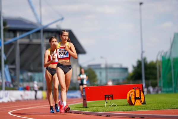 Lena Riedel (ASV Erfurt) vor Sina Riedel (ASV Erfurt) am 30.07.2021 waehrend den deutschen Leichtathletik-Jugendmeisterschaften 2021 in Rostock