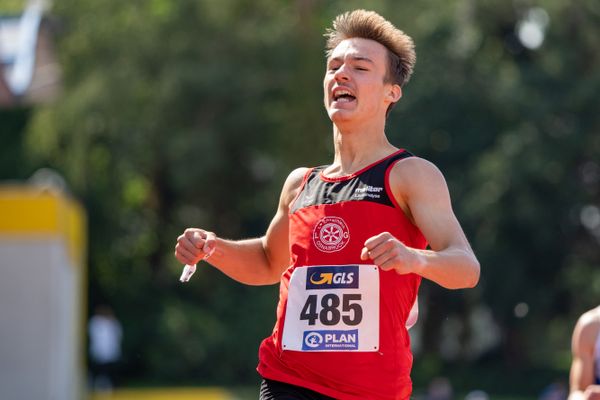 Florian Kroll (LG Osnabrueck) freut sich ueber den Finaleinzug im 400m Vorlauf am 30.07.2021 waehrend den deutschen Leichtathletik-Jugendmeisterschaften 2021 in Rostock