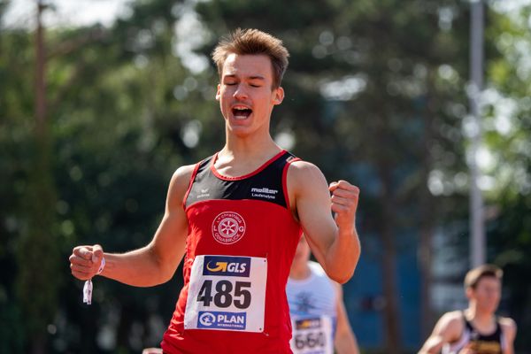 Florian Kroll (LG Osnabrueck) freut sich ueber den Finaleinzug im 400m Vorlauf am 30.07.2021 waehrend den deutschen Leichtathletik-Jugendmeisterschaften 2021 in Rostock