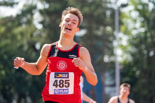 Florian Kroll (LG Osnabrueck) freut sich ueber den Finaleinzug im 400m Vorlauf am 30.07.2021 waehrend den deutschen Leichtathletik-Jugendmeisterschaften 2021 in Rostock