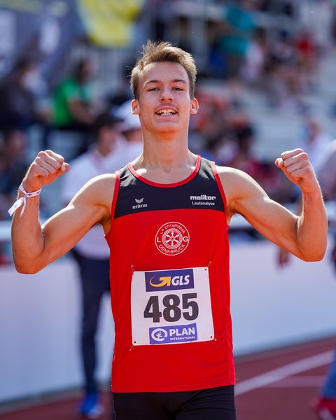 Florian Kroll (LG Osnabrueck) freut sich ueber den Finaleinzug im 400m Vorlauf am 30.07.2021 waehrend den deutschen Leichtathletik-Jugendmeisterschaften 2021 in Rostock