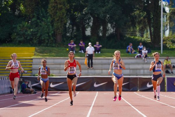 V.L.n.R.: Miriam Kauer (TSV 1860 Rosenheim), Hannah Omer (Rukeli Trollmann e. V.), Anna Malia Hense (LG Olympia Dortmund), Sarina Barth (Rukeli Trollmann e. V.), Tessa Srumf (LAV Bayer Uerdingen/Dormagen) im 400m Vorlauf am 30.07.2021 waehrend den deutschen Leichtathletik-Jugendmeisterschaften 2021 in Rostock