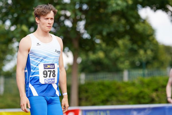 Samuel Werner (LG Nagoldtal) vor dem 400m Vorlauf am 30.07.2021 waehrend den deutschen Leichtathletik-Jugendmeisterschaften 2021 in Rostock