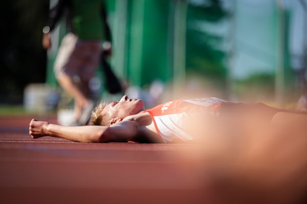 Jonas Patri (Aachener TG) nach dem 3000m Lauf am 30.07.2021 waehrend den deutschen Leichtathletik-Jugendmeisterschaften 2021 in Rostock