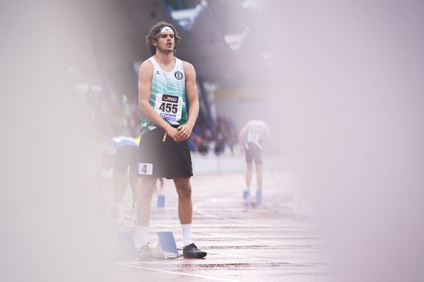 Niclas Jan Kaluza (Eintracht Hildesheim) vor dem Start der 400m Huerden am 31.07.2021 waehrend den deutschen Leichtathletik-Jugendmeisterschaften 2021 in Rostock (Tag 2)