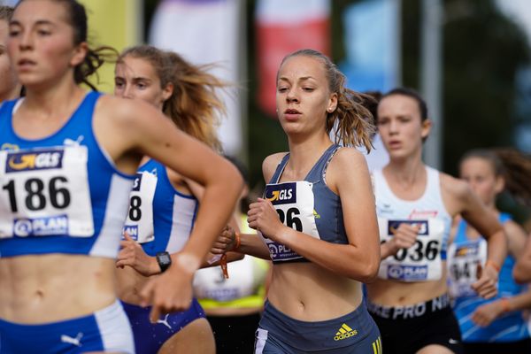 Carolin Hinrichs (VfL Loeningen) im 1500m Finale am 31.07.2021 waehrend den deutschen Leichtathletik-Jugendmeisterschaften 2021 in Rostock (Tag 2)