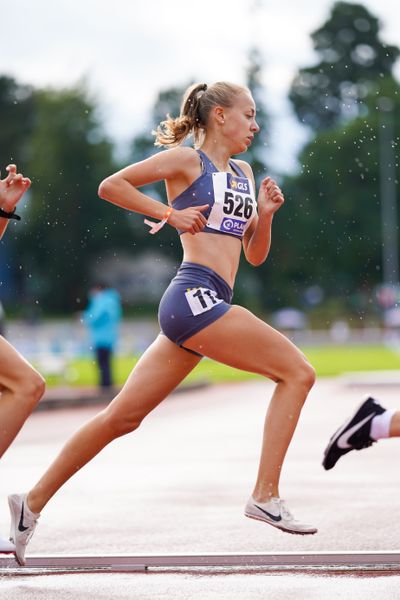 Carolin Hinrichs (VfL Loeningen) im 1500m Finale am 31.07.2021 waehrend den deutschen Leichtathletik-Jugendmeisterschaften 2021 in Rostock (Tag 2)