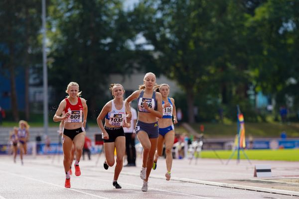 Carolin Hinrichs (VfL Loeningen) gewinnt die 1500m in der U18 am 31.07.2021 waehrend den deutschen Leichtathletik-Jugendmeisterschaften 2021 in Rostock (Tag 2)