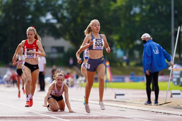 Carolin Hinrichs (VfL Loeningen) gewinnt die 1500m in der U18 am 31.07.2021 waehrend den deutschen Leichtathletik-Jugendmeisterschaften 2021 in Rostock (Tag 2)