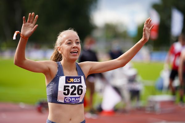 Carolin Hinrichs (VfL Loeningen) gewinnt die 1500m in der U18 am 31.07.2021 waehrend den deutschen Leichtathletik-Jugendmeisterschaften 2021 in Rostock (Tag 2)