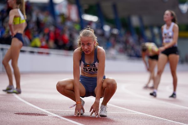 Carolin Hinrichs (VfL Loeningen) gewinnt die 1500m in der U18 am 31.07.2021 waehrend den deutschen Leichtathletik-Jugendmeisterschaften 2021 in Rostock (Tag 2)