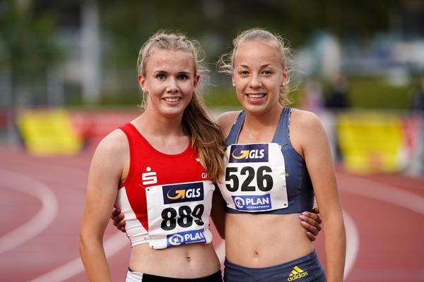 Deutsche Jugend-Vizemeisterin Ida Lefering (LG Olympia Dortmund) und Deutsche Jugend-Meisterin Carolin Hinrichs (VfL Loeningen) nach dem 1500m am 31.07.2021 waehrend den deutschen Leichtathletik-Jugendmeisterschaften 2021 in Rostock (Tag 2)
