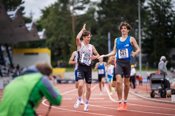 Louis Rath (LG Filder) und Felix Wittmann (Leichtathl.-SG Eschweiler) freuen sich ueber den Finaleinzug am 31.07.2021 waehrend den deutschen Leichtathletik-Jugendmeisterschaften 2021 in Rostock (Tag 2)