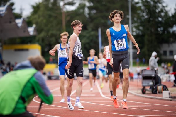 Louis Rath (LG Filder) und Felix Wittmann (Leichtathl.-SG Eschweiler) freuen sich ueber den Finaleinzug am 31.07.2021 waehrend den deutschen Leichtathletik-Jugendmeisterschaften 2021 in Rostock (Tag 2)