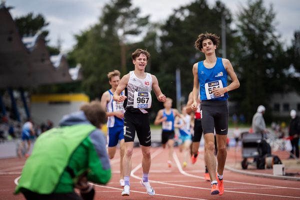 Louis Rath (LG Filder) und Felix Wittmann (Leichtathl.-SG Eschweiler) freuen sich ueber den Finaleinzug am 31.07.2021 waehrend den deutschen Leichtathletik-Jugendmeisterschaften 2021 in Rostock (Tag 2)